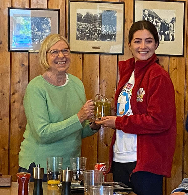 Nyree Barnes presented with the Bedfordians Tankardgate Trophy for the best score for an under 30 in the first round of the King’s Final